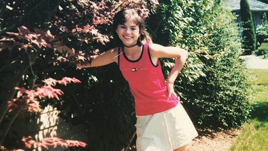 Chrissy Teigen’in çocukluğunu Selena Gomez’e benzettiler