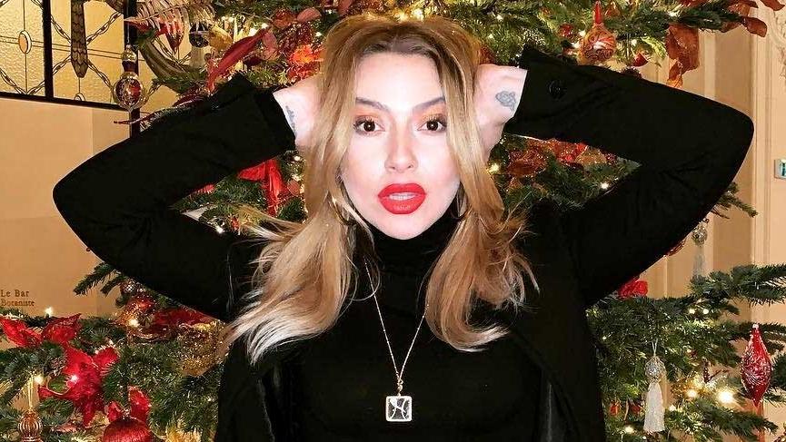 Kuaförü Hadise’yi kucağında hoplattı