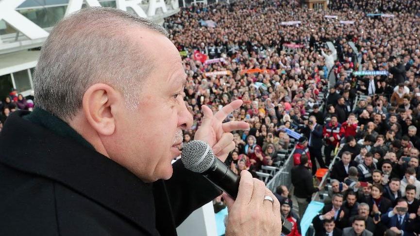 AKP’li belediye Erdoğan’ın seçim manifestosunu deldi