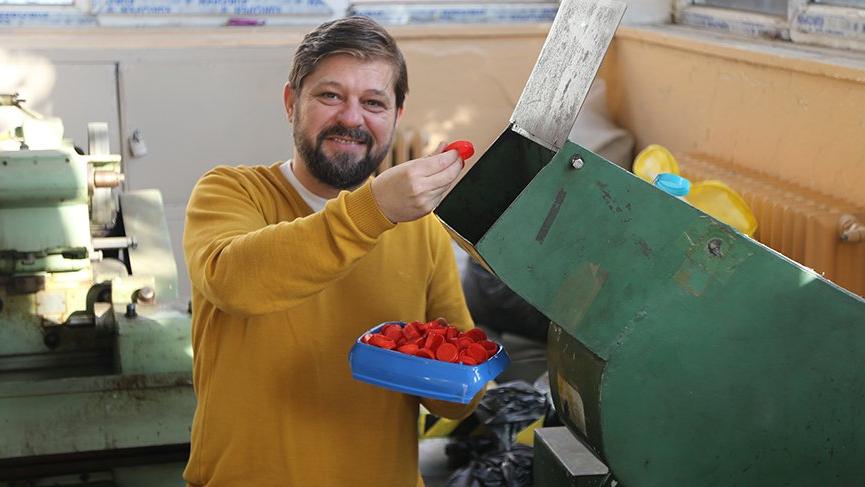Fercan Bay’dan sokak hayvanlarına mama ve su kabı!