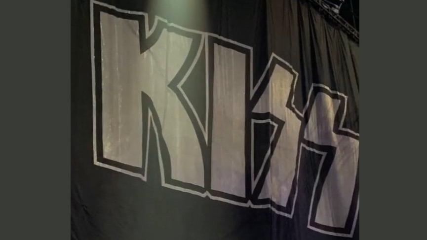 Kiss’in solistinin saçları yandı
