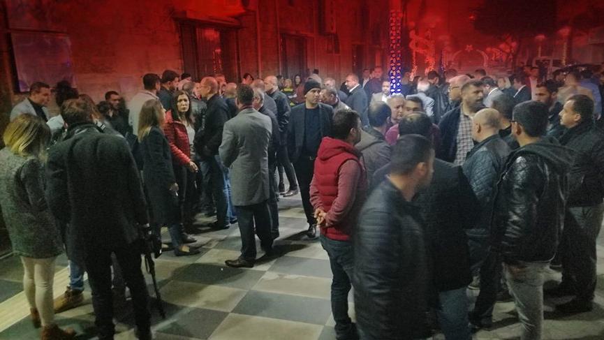 İYİ Partililer Mersin Büyükşehir Belediyesi önünde toplandı