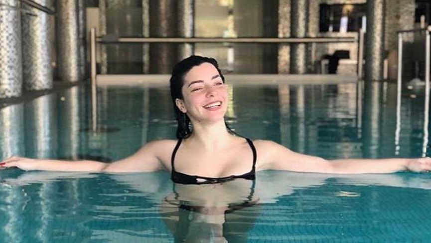 Merve Boluğur’dan makyajsız havuz pozu