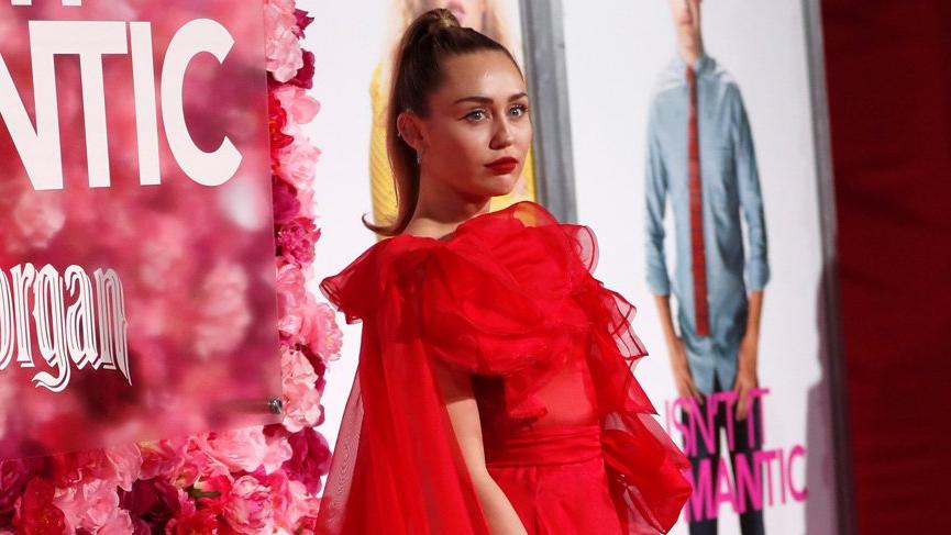 Miley Cyrus, Liam Hemsworth adına Isn’t it Romantic filminin galasında katıldı