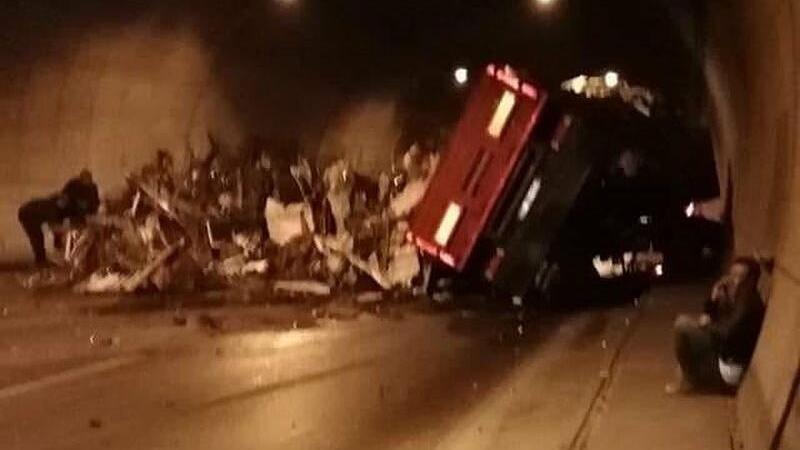 Selatin Tuneli Nde Tir Devirildi Hurdalar Yola Sacildi Son Dakika Haberleri