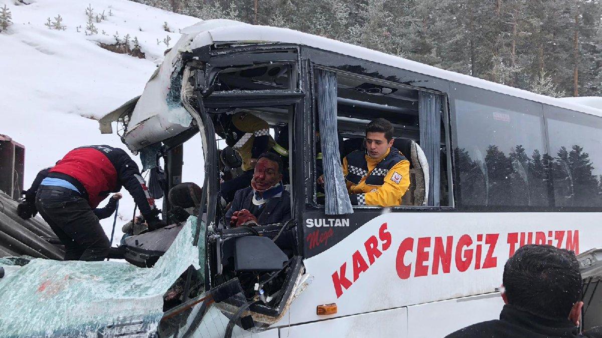 Kars Ta Yolcu Midibusu Ile Tir Carpisti 20 Yarali Son Dakika Haberleri