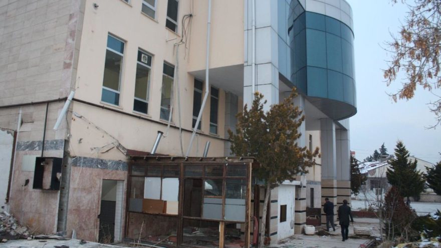 Milyonlar harcandı şimdi evsiz ve alkoliklerin mekanı oldu