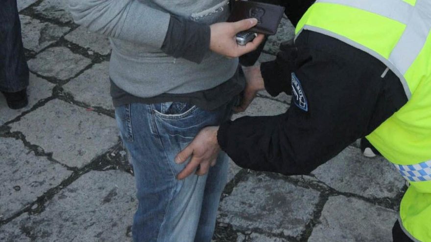 Sokakta üst araması yapan 2 polis tutuklandı!