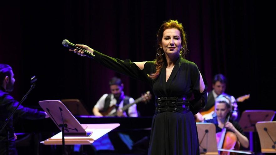 Yonca Lodi, Ayten Alpman’ın anma gecesinde sahne aldı