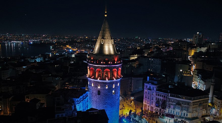 İstanbul’un simgeleri mavi ve turuncuya büründü! - Son dakika haberleri