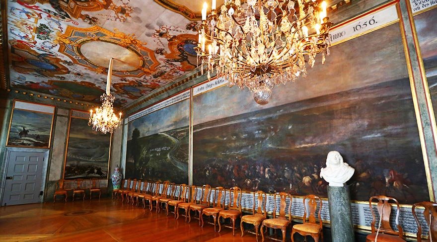 İsveç Kraliyet ailesinin daimi ikametgahı olan Drottningholm Sarayı, on yedinci yüzyılda inşa edilmiş.