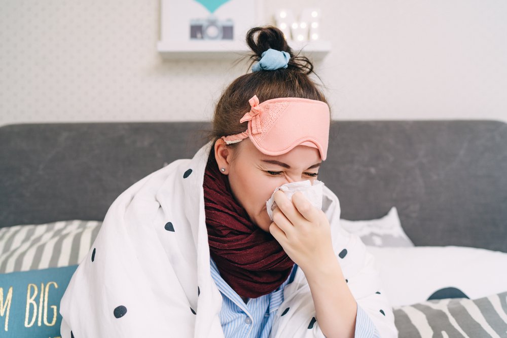 Diyetisyen Merve Sehlikoğlu, grip ve soğuk algınlığı ile baş edebilmenin yollarından birinin de sağlıklı ve doğru beslenerek bağışıklık sistemini güçlü tutmaktan geçtiğini söyledi. Sehlikoğlu, grip ve soğuk algınlığı hastalıklarına karşı koruyucu etkisi bilinen besinleri tüketmenin büyük önem taşıdığını belirtti. İşte grip ve soğuk algınlığına karşı koruyucu etkisi bilinen 10 önemli besin...