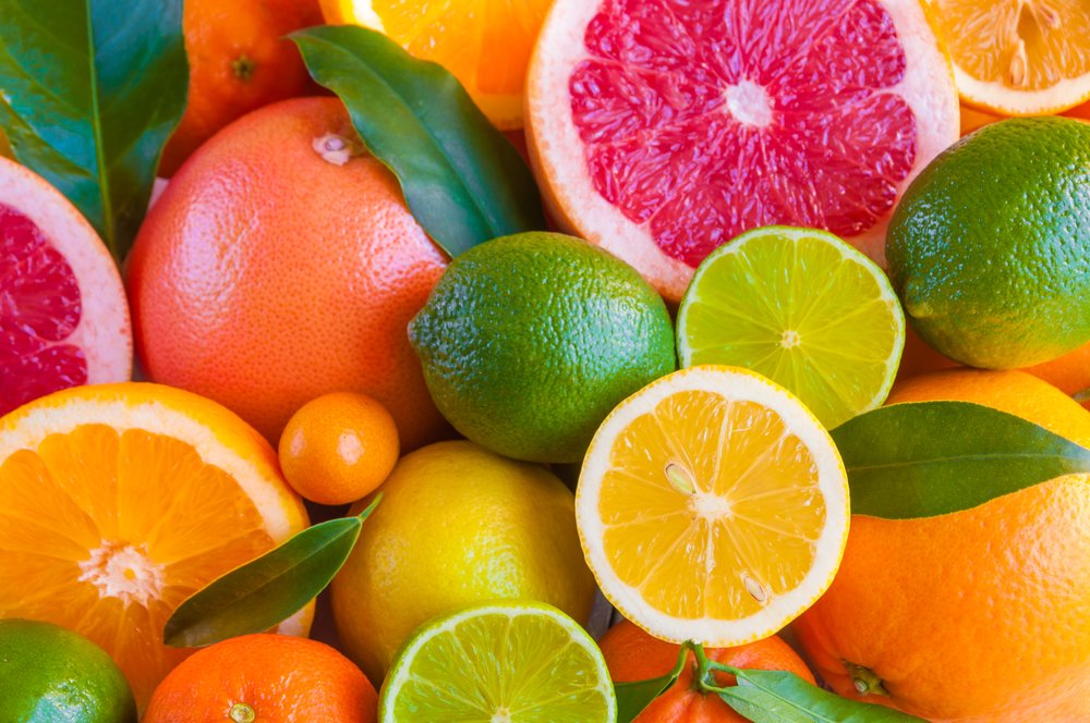 Turunçgiller: Greyfurt, portakal, limon, mandalina gibi besinler C vitamini deposu olarak tanımlanıyor. Aynı zamanda antioksidan özelliği de olan bu besinleri tam mevsimi olan sonbahar ve kış aylarında tüketmek grip ve soğuk algınlığından korurken posaları sayesinde bağırsak sistemi de yarar görüyor.