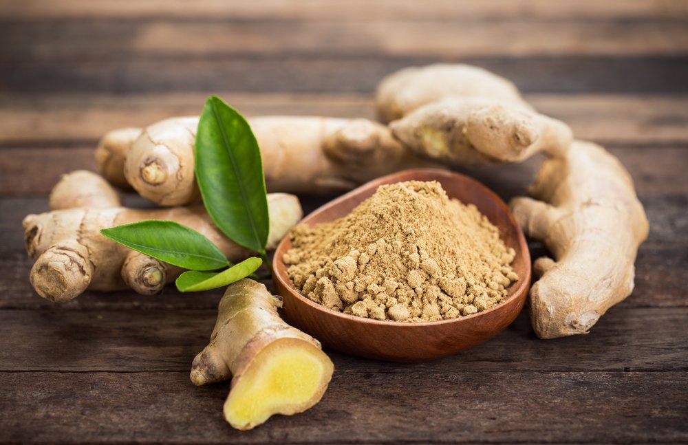 Zencefil: İçeriğinde doğal olarak bulunan “gingerol” maddesi sayesinde bağışıklığı kuvvetlendirerek her türlü enfeksiyonu uzak tutmaya yardımcı oluyor. Zencefil, toz şeklinde yemeklerde taze olarak ise kaynar suda demlenip çay şeklinde tüketilebiliyor.