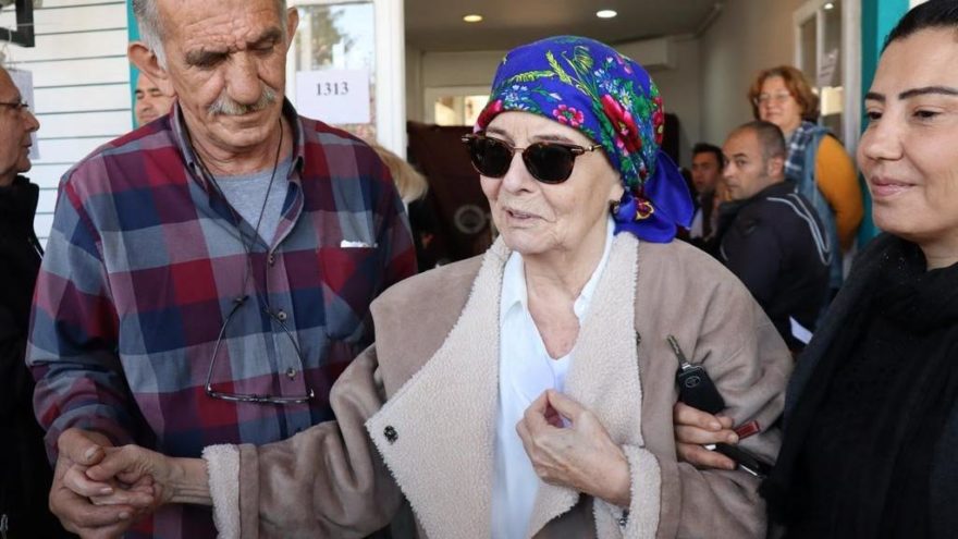 Fatma Girik hasta yatağından kalkıp oy kullandı Magazin haberleri