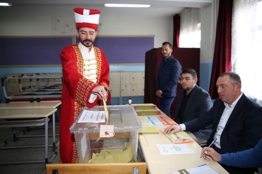 Bu illerin dışında kalan diğer illerde de oy verme işlemi saat 08.00’de başladı. Bu illerde yaşayan seçmenler, saat 17.00’ye kadar oylarını kullanabilecek.Her seçmen, kanunda sayılan istisnalar dışında, hangi sandık seçmen listesinde kayıtlı ise ancak o sandıkta oy kullanabilecek. Bir seçmen, aynı seçim türü için birden fazla oy kullanamayacak.