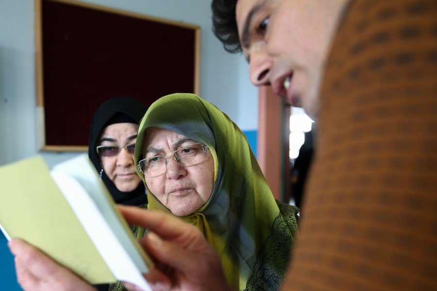 Yüksek Seçim Kurulu (YSK) kararına göre, Adıyaman, Ağrı, Artvin, Bingöl, Bitlis, Diyarbakır, Elazığ, Erzincan, Erzurum, Gaziantep, Giresun, Gümüşhane, Hakkari, Kars, Malatya, Kahramanmaraş, Mardin, Muş, Ordu, Rize, Siirt, Sivas, Trabzon, Tunceli, Şanlıurfa, Van, Bayburt, Batman, Şırnak, Ardahan, Iğdır ve Kilis’te ve bu illerde bulunan ceza infaz kurumlarında oy verme işlemi saat 07.00 itibarıyla başlamıştı. Bu illerde oy verme işlemleri saat 16.00’da tamamlanacak.