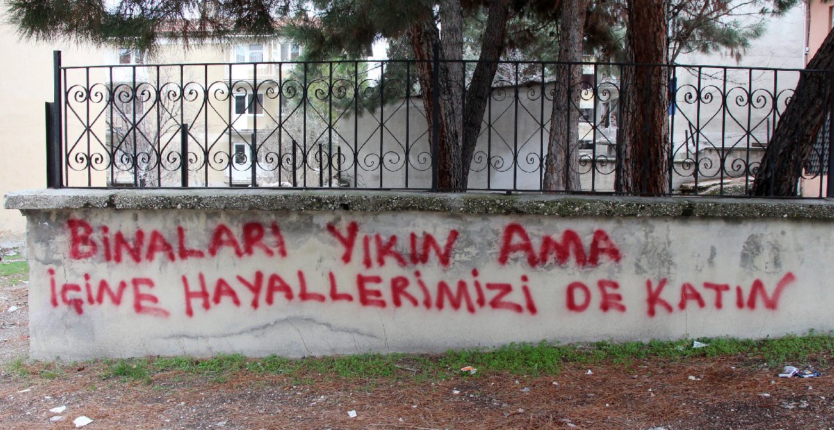 Yıkılacak binalarda ilginç duvar yazıları Son dakika haberleri