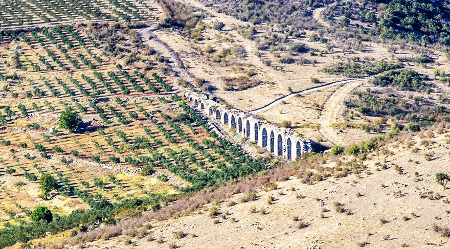 Helenistik Pergamon Krallığının başkenti olan Kale Dağı’nın tepesindeki antik Pergamon yerleşimi, anıtsal mimarisiyle Helenistik dönem şehir planlamacılığının en iyi örneğini temsil ediyor.