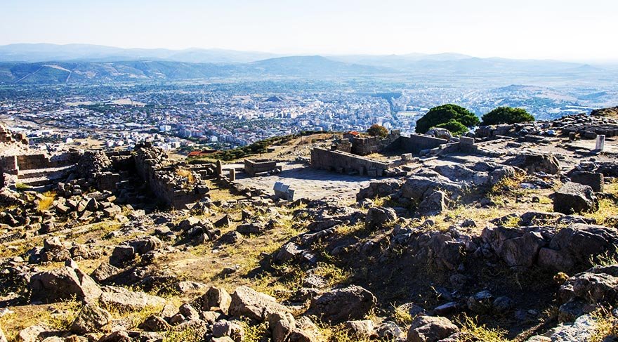Athena Tapınağı, Helenistik dönemin en dik tiyatro yapısı, kütüphane, Zeus Sunağı, Dionysos Tapınağı, agora ve gymnasion yapıları ve yüksek basınçlı su sistemi bu planlama sisteminin ve dönem mimarisinin en seçkin örnekleri olarak karşımızda.