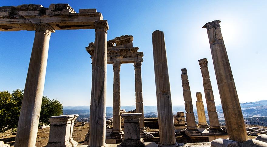 Kent, milattan önce 282-133 arasında da Pergamon Krallığı'nın başkentiydi.