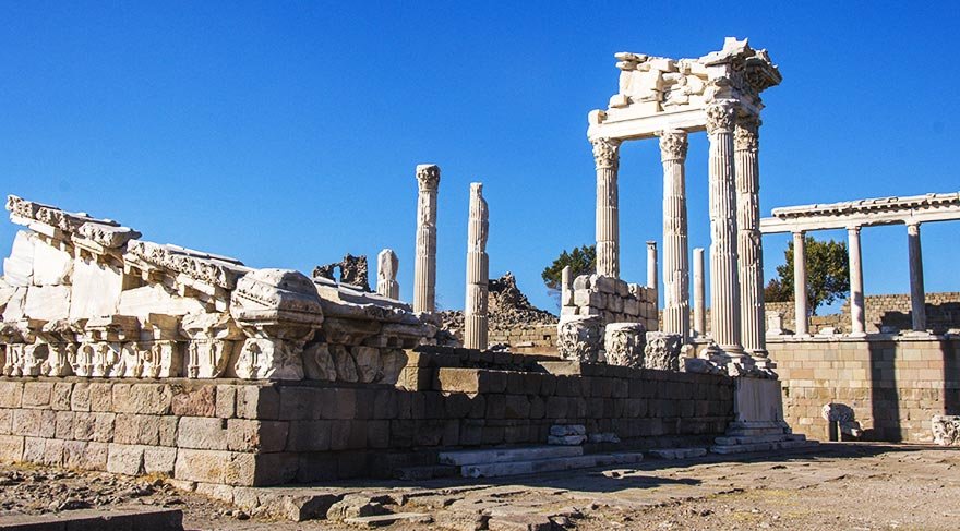 Pergamon adı, bir söylence kahramanı olan Pergamos'tan geliyor.