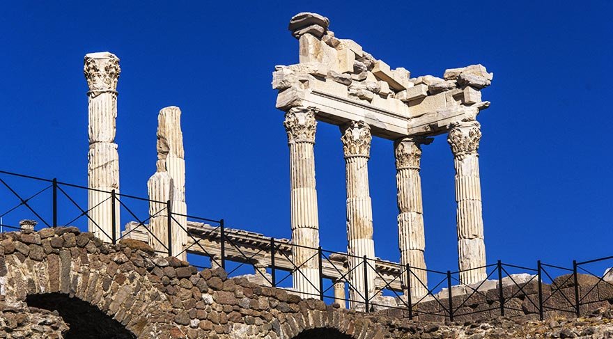 Yazılı belgelerde Pergamon'dan ilk kez MÖ 4. yüzyılın başlarında söz ediliyor.