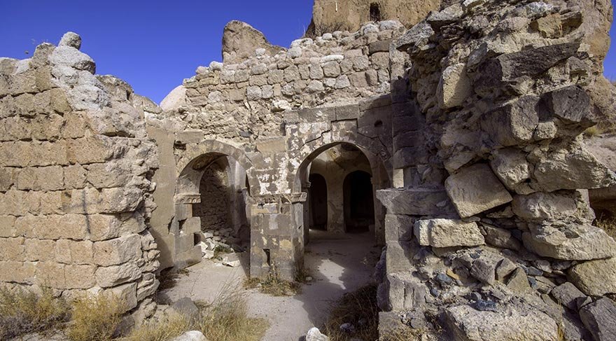 Gomeda Vadisi’nin içinde 3 tane sarnıç, 1 tane çeşme, 1 tane gölet, 11 tane doğal ve yapay köprü, çok sayıda mağara, güvercinlik, tünel, eskiden kalma harabe evler, 1 yeraltı şehri ve ilginç biçimli peribacaları ile etkileyici bir görünümü olan vadide toplam 6 tane de tarihi kilise bulunuyor.