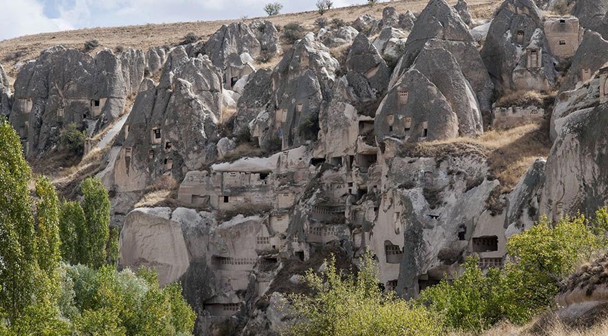 Diğer adı Şeytan Deresi olan vadide bulunan bir mağara, eskiden yağmur sularını toplama haznesi olarak kullanılıyormuş.