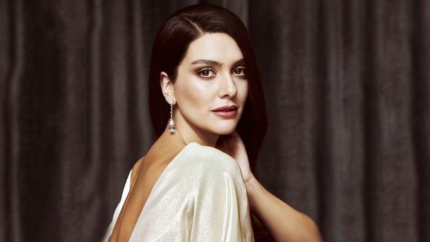 Bergüzar Korel yürekli dekolteleriyle dikkat çekiyor