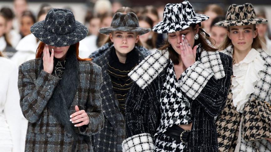 Karl Lagerfeld’in Chanel için hazırladığı son koleksiyon Paris Moda Haftası’nda sergilendi