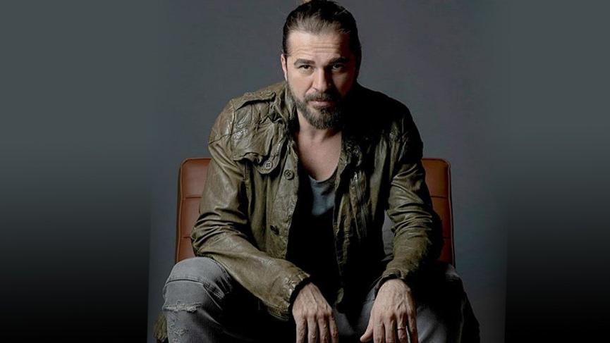 Engin Altan Düzyatan’ı ‘elleri’ ele verdi