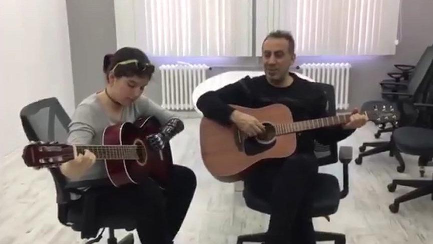 Sol eli olmayan Nuriye, biyonik eline kavuşup Haluk Levent’le düet yaptı
