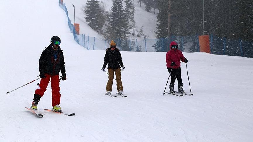 Ilgaz’da kayak keyfi sürüyor
