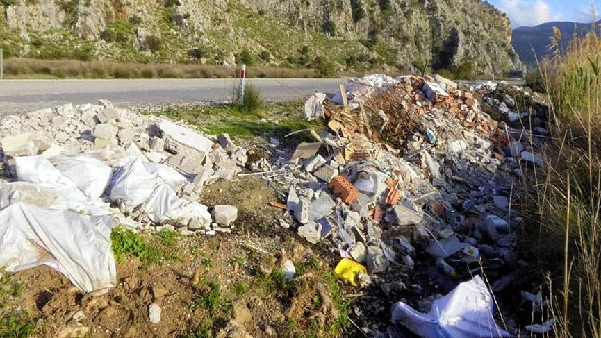 Rezalet! Dalyan İztuzu yolu çöplüğe döndü