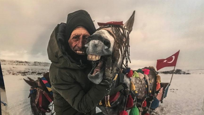 137 yıllık tarihi binada ‘Beyaz Uykusuz Uzakta Bir Kars’ sergisi