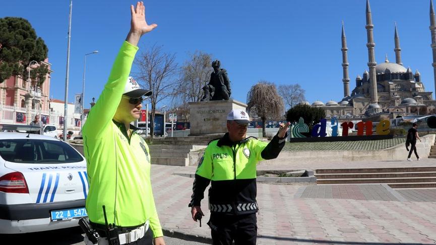 Trafik polisleri yeni üniformaları giydi