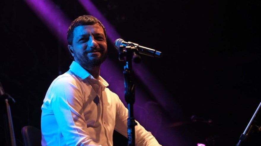 Mehmet Erdem kırık ayakla sahnede
