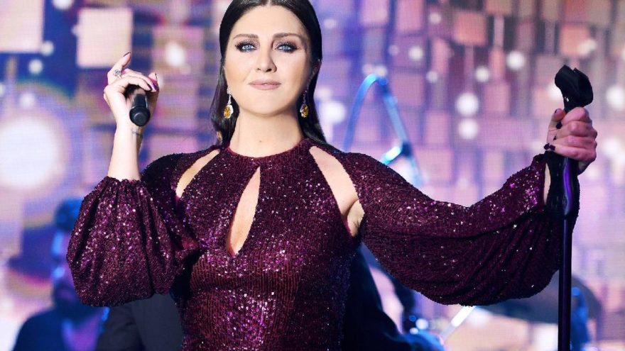 Sibel Can Kıbrıs’ta 3 saat sahnede kaldı