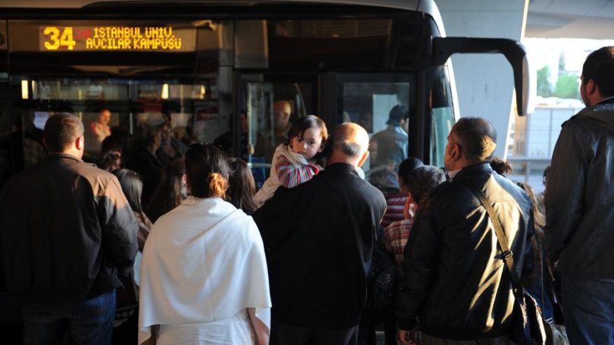 Metrobüs üst geçitleri 12 yılın ardından engellilere uygun hale getiriliyor