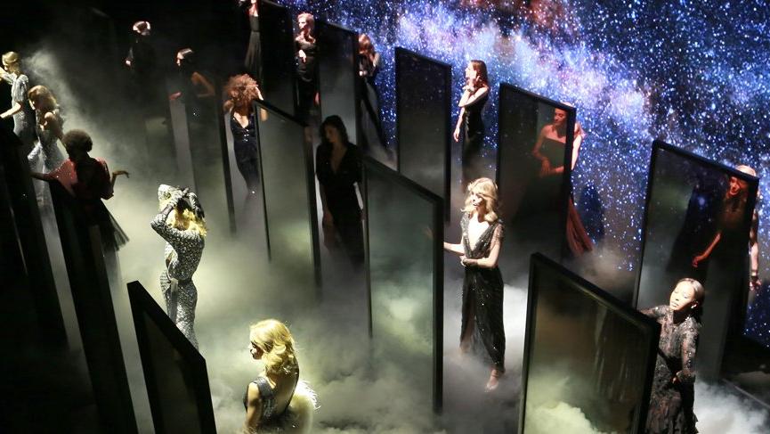Özgür Masur, Mercedes-Benz Fashion Week İstanbul’a disko ruhunu taşıdı!