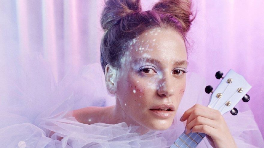 Serenay Sarıkaya sahneye alışamadı