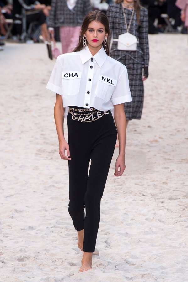 Chanel In 2019 Ilkbahar Yaz Koleksiyonunda Yer Alan Beyaz Gomlek Unlu Isimleri Etkisi Altina Aldi Moda Haberleri