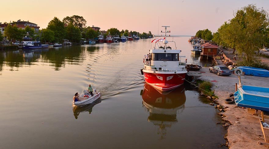 Sakarya şehir merkezine yaklaşık olarak 53 km, İstanbul’a ise 210 km uzaklıkta bulunan bu yer, Sakarya nehri ve Karadeniz’i buluşturan muhteşem bir doğa harikası olma özelliği taşıyor.