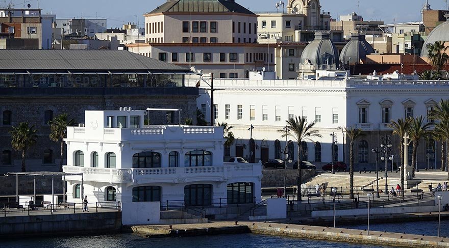 Günümüzde yaklaşık 500 bin nüfusa sahip kent, aralarında Costa Blanca, Costa Del Azahar ve Cosya Calida'nın da olduğu ünlü sahilleriyle çok fazla turist çekiyor.