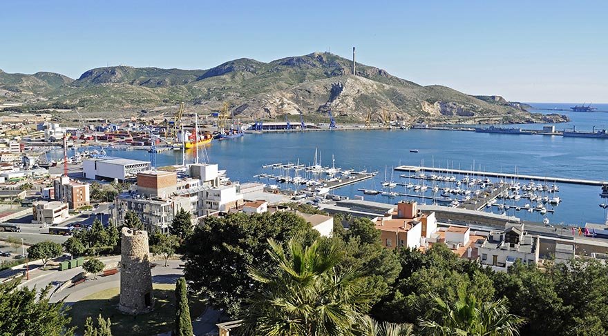 Murcia'nın geçmişi yüzyıllara dayanan en önemli yapıları arasında, Santa Maria Katedrali, Palacio Episcopal, Romea Tiyatrosu, Mazarron bölgesinde bulunan Akdeniz’e kucağını açmış İsa heykeli, Puente de Los Peligros Köprüsü ve Le Merced Kilisesi ilk göze çarpanlar.