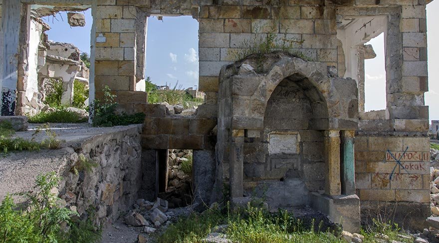 Nevşehir Kalesi çevresinde tesadüfen bulunan dünyanın en büyük yer altı şehri kazı ve temizleme çalışmaları 2015 yılından beri devam ediyor.