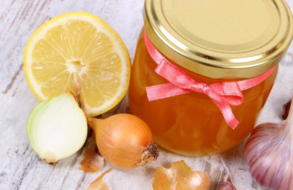 NASIL UYGULANIR?: Pazardan alacağınız mandalin geni ile aşılanmış olmayan taze limonların suyunu sıkın. İki litre olunca içerisine 40 diş sarımsağı bıçağın yan tarafıyla hafifçe patlatarakama çok ezmeden koyun. Sarımsakta da Taşköprü veya Tunceli sarımsağını tercih edin. Bunları cam bir kavanoza koyun. Kavanozun koyu renkli olması önemli eğer şeffaf bir cam kavanoza o zaman folyo kağıdı ile kaplayın ışık özellikle de güneş ışığı görmesin.