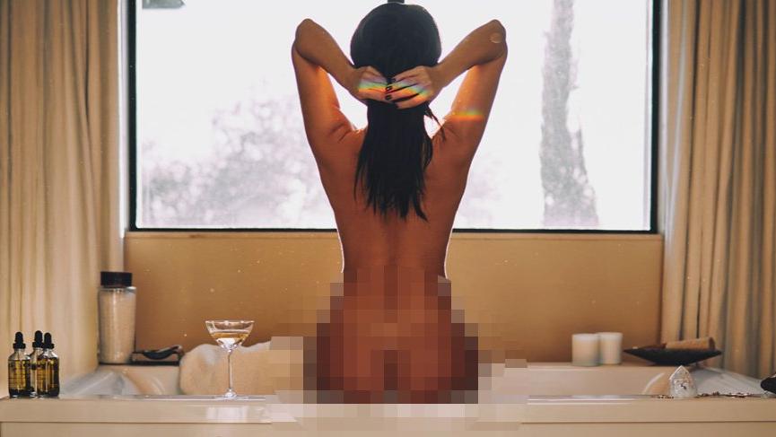 Kourtney Kardashian’dan ‘Çıplak nasıl güzel görünülür’ dersi