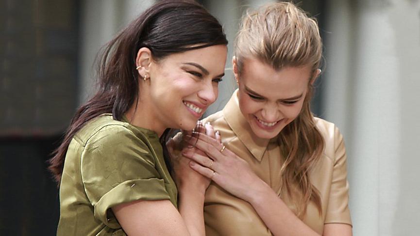 Adriana Lima ve Josephine Skriver reklam çekimi için bir araya geldi